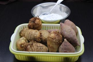 准备食材：小芋头、紫薯、粘米粉、五香等食材。