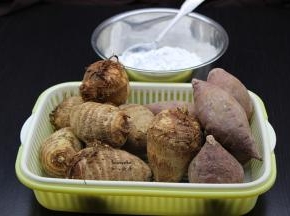 准备食材：小芋头、紫薯、粘米粉、五香等食材。