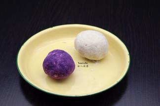 紫薯泥、芋头泥分别加入盐、五香、粘米粉拌均揉团；