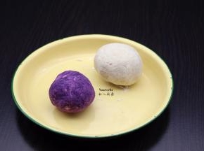 紫薯泥、芋头泥分别加入盐、五香、粘米粉拌均揉团；