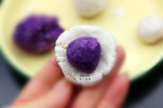 芋头面团取小团压扁，把紫薯面团包裹；