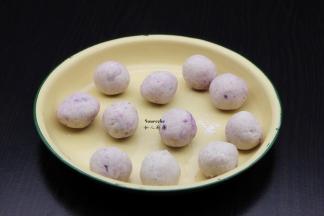 揉成光滑的紫薯芋头丸子；