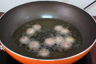 改为中火，翻转炸至金黄色，捞出，用吸油纸吸走多余的油即可。