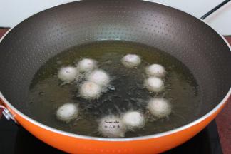热锅，倒入适量的油，油温180度左右，放入芋丸子；