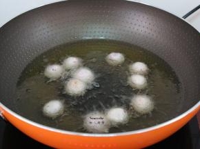 热锅，倒入适量的油，油温180度左右，放入芋丸子；