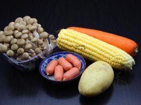 准备食材：火腿、真姬菇、玉米、胡萝卜、土豆、家乐热炒鲜露、香葱等食材；