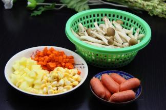 胡萝卜、土豆分别去皮，洗净切粒、玉米剥粒、火腿划开、真姬菇洗净；