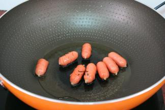 热锅，倒油，小火煎火腿至金黄，起锅；