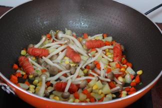 把煎好的火腿加入锅中；