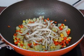 加入真姬菇翻炒；