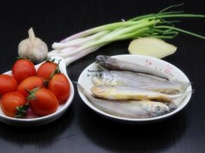 准备食材：野生小黄鱼、小番茄、家乐热炒鲜露、蒜、生姜、香葱等食材；