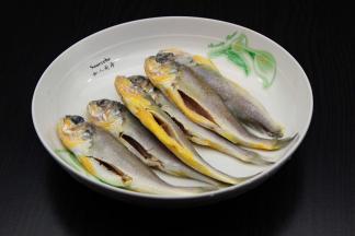 野生无污染小黄鱼去内脏，鱼鳃、洗净，放盐按摩腌制10分钟；