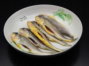 野生无污染小黄鱼去内脏，鱼鳃、洗净，放盐按摩腌制10分钟；