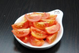 小番茄洗净去皮，切块；PS：去皮口感好。