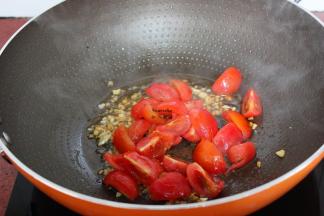 蒜末爆香，放入番茄炒香，炒碎；
