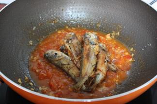 把煎好的野生小黄鱼加入茄酱锅中；