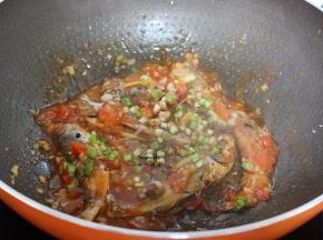 放香葱、家乐热炒鲜露，盐，收汁即可。