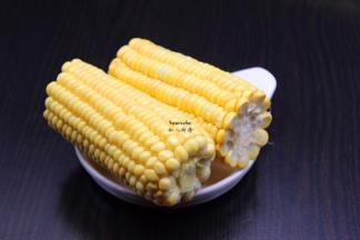 玉米去须、去外皮，去二头，洗净，切段；PS：玉米须不要扔，可以煮水喝。