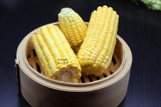 把切成段的玉米放入蒸笼中；