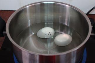 锅中放适量的冷水，放入鸡蛋；PS：鸡蛋冷水下锅