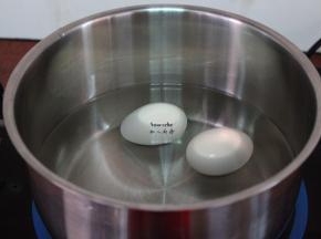 锅中放适量的冷水，放入鸡蛋；PS：鸡蛋冷水下锅