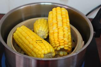 蒸熟的玉米粒粒饱满，光泽鲜艳，香甜美味，吃的时候淋上蜂蜜即可。
