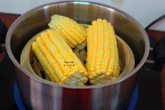 蒸架上放入玉米蒸笼，盖上盖子，蒸12-15分钟；PS：火的大小不同，蒸熟时间不同。