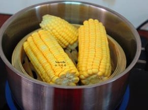 蒸架上放入玉米蒸笼，盖上盖子，蒸12-15分钟；PS：火的大小不同，蒸熟时间不同。