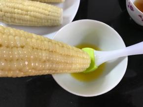 刷上一层黄油。