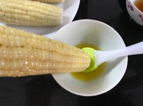 刷上一层黄油。