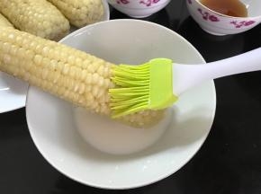 刷上一层牛奶，等干了再刷一次。