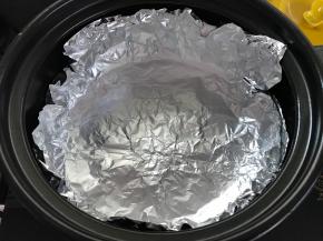 砂锅中铺入锡纸。