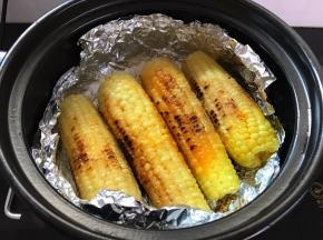 中间翻几次面，直至烤成金黄色即可。