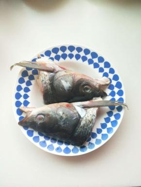 鱼头洗干净，去掉两边的噻。