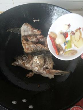 倒入调料翻炒爆香