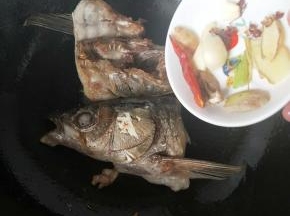 倒入调料翻炒爆香