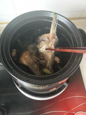 另起砂锅放入煎好的鱼头