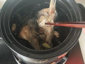 另起砂锅放入煎好的鱼头
