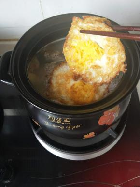 将煎好的鸡蛋放入砂锅种