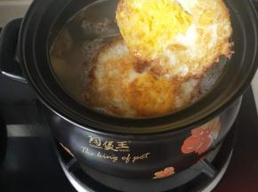 将煎好的鸡蛋放入砂锅种