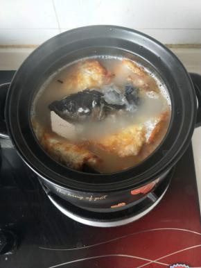 煎鸡蛋看自己喜欢放，我家是按人数，一人一个。