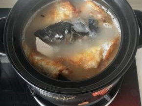 煎鸡蛋看自己喜欢放，我家是按人数，一人一个。