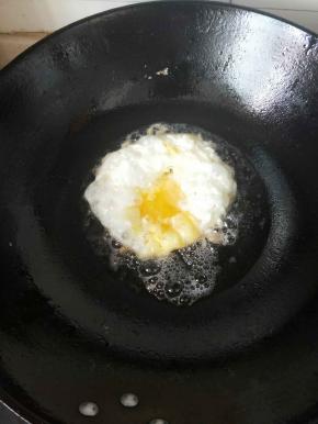 另起锅煎两个鸡蛋