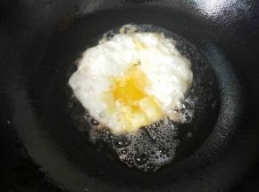 另起锅煎两个鸡蛋