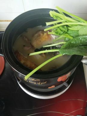 加入洗净的菠菜，煮五分钟左右