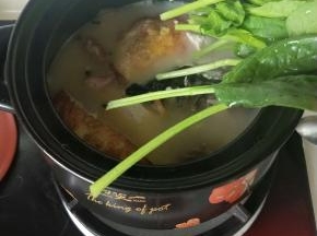加入洗净的菠菜，煮五分钟左右