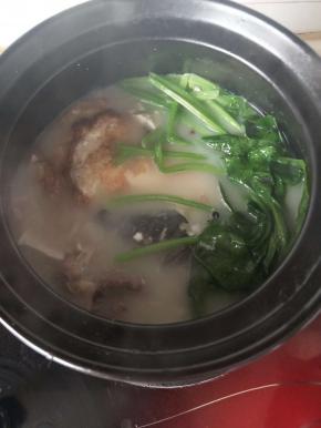 熬好的汤汁奶白，味道鲜美，让人喜欢的放不下碗。