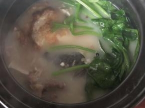 熬好的汤汁奶白，味道鲜美，让人喜欢的放不下碗。