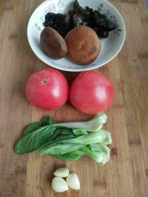 准备好西红柿两个，香菇两个，黑木耳适量，油菜心两棵