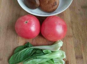 准备好西红柿两个，香菇两个，黑木耳适量，油菜心两棵